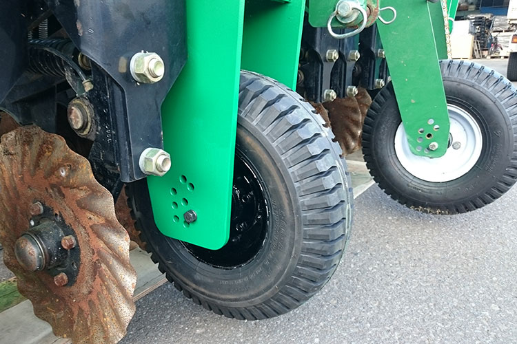 海外製農業機械 改良加工 補助輪増設