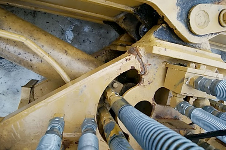 タイヤショベル 破損部溶接修理