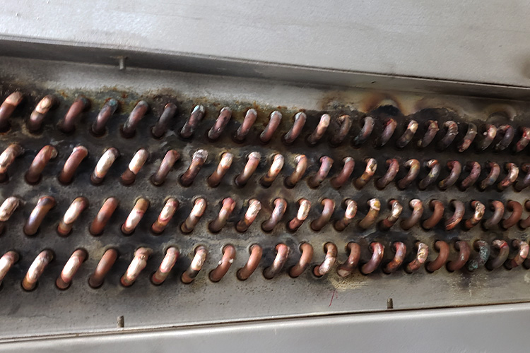 医療機関 空調機（漏れロウ付け修理）