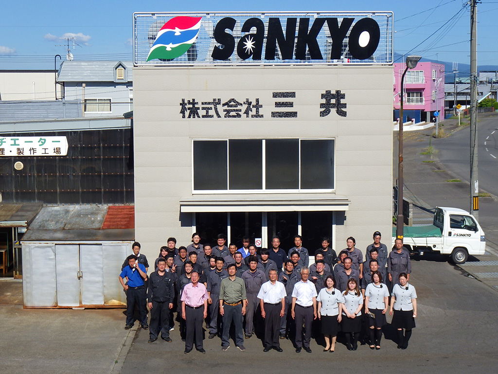 スタッフの集合写真